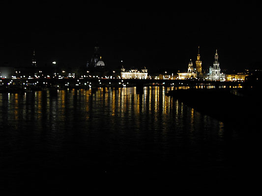 Dresden bei Nacht (von der Albertbrücke)